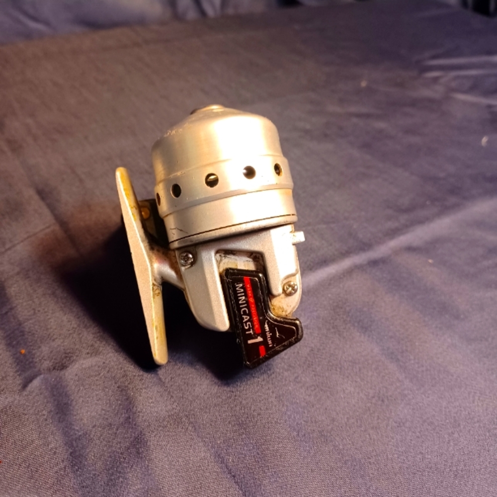 Daiwa Minicast 1 Vintage fishing reel. In working condition.